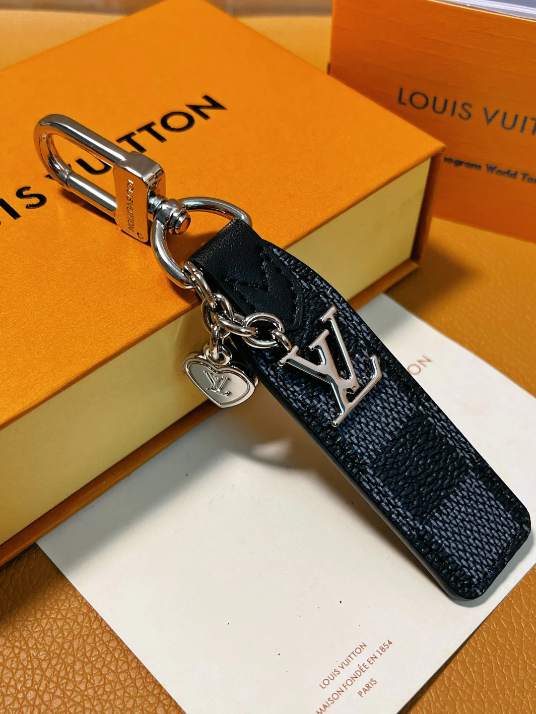 LVK102 Luxury designer Chromatic Keychain - ccjewelryacc