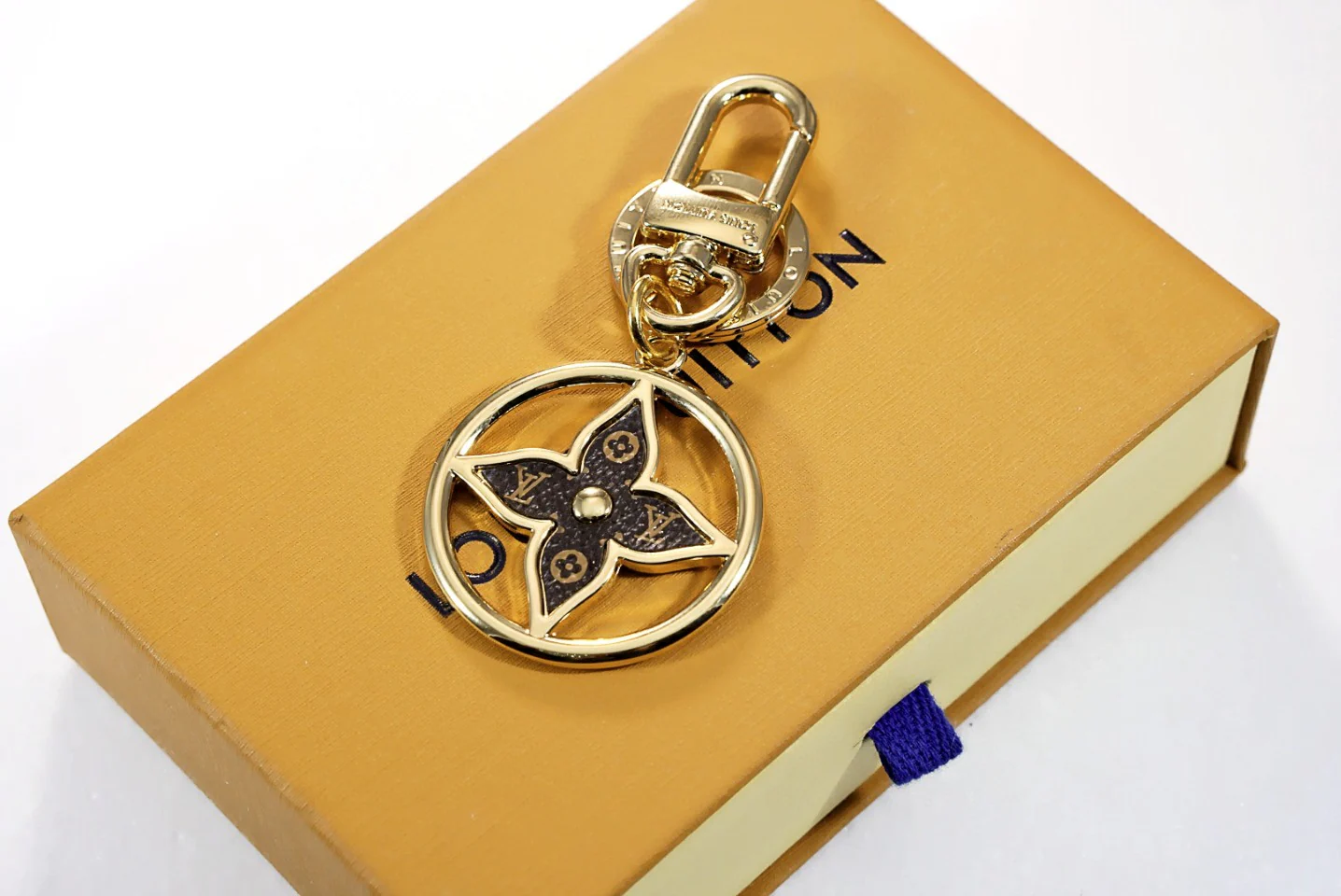 LVK084 Luxury designer Chromatic Keychain M01207 - ccjewelryacc