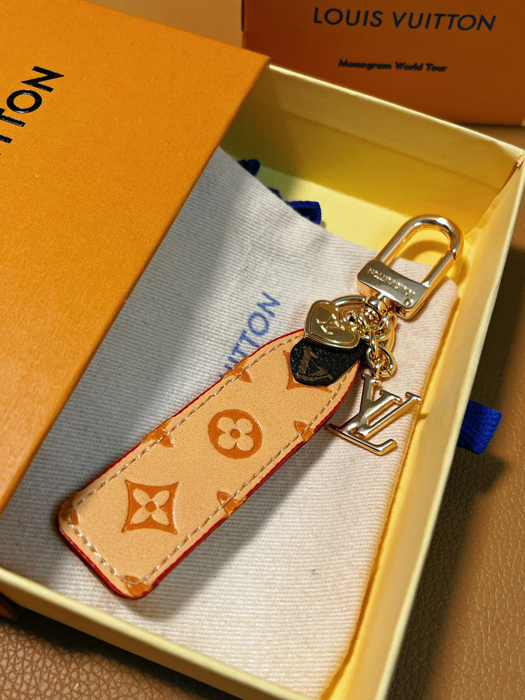 LVK102 Luxury designer Chromatic Keychain - ccjewelryacc