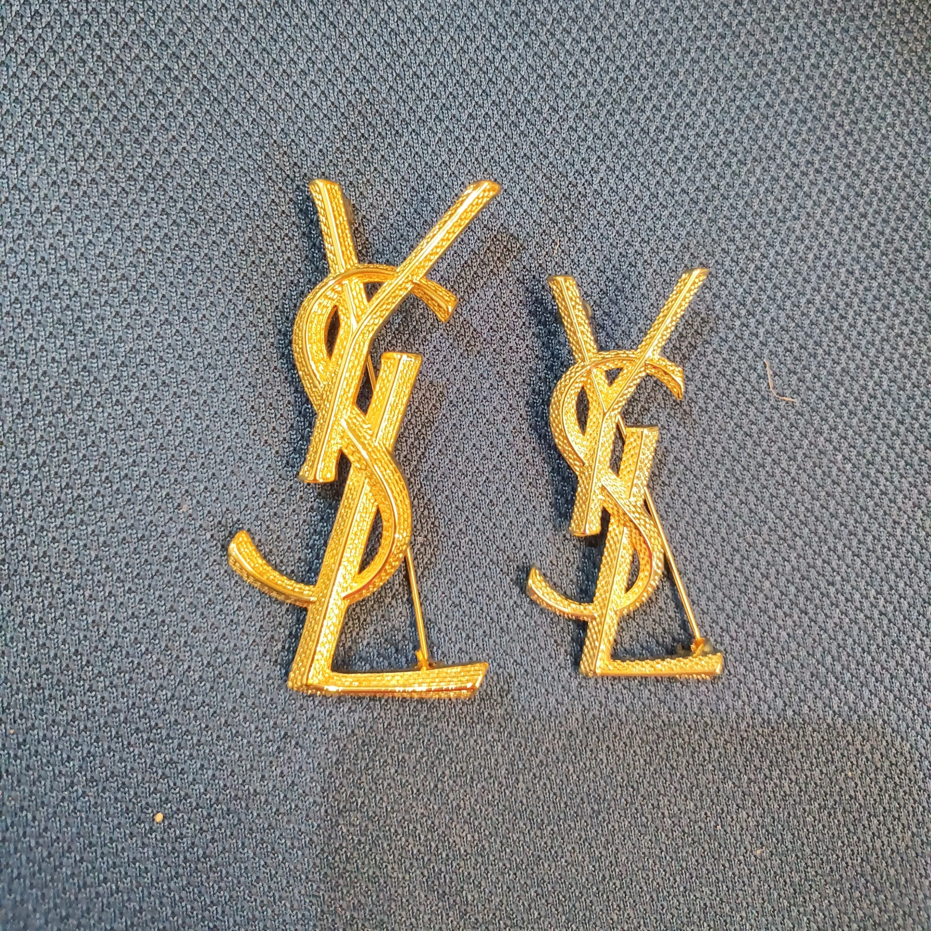 BYB034 Textured Y Logo Letter Brooch Gold - ccjewelryacc