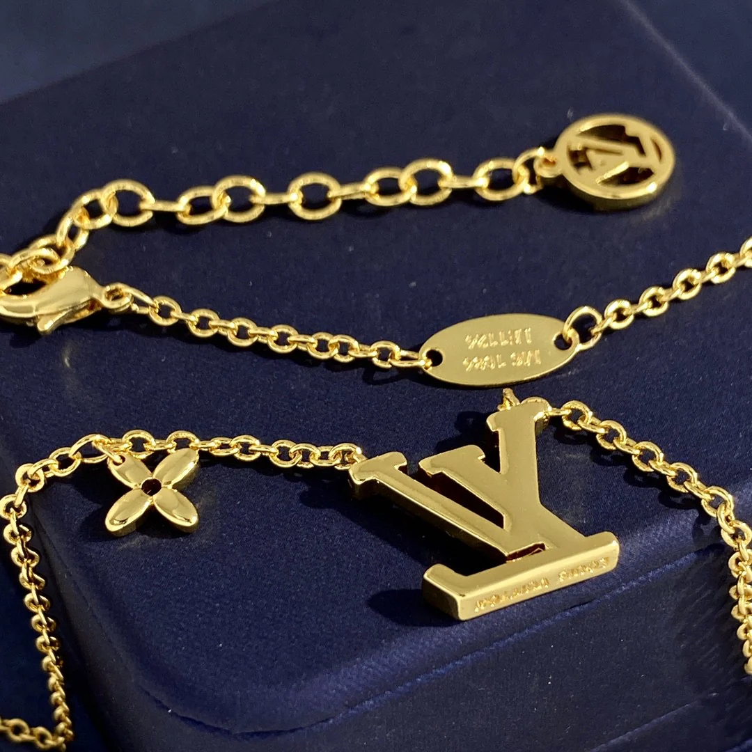 LVN033 Crystal VL iconic pendant necklace - ccjewelryacc