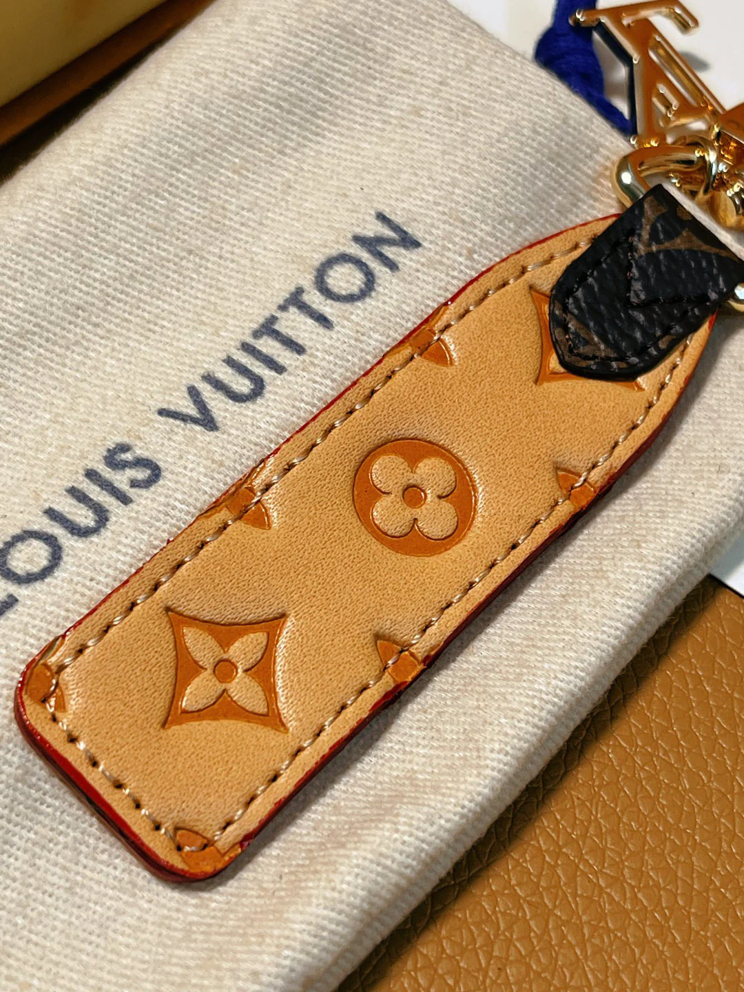 LVK102 Luxury designer Chromatic Keychain - ccjewelryacc