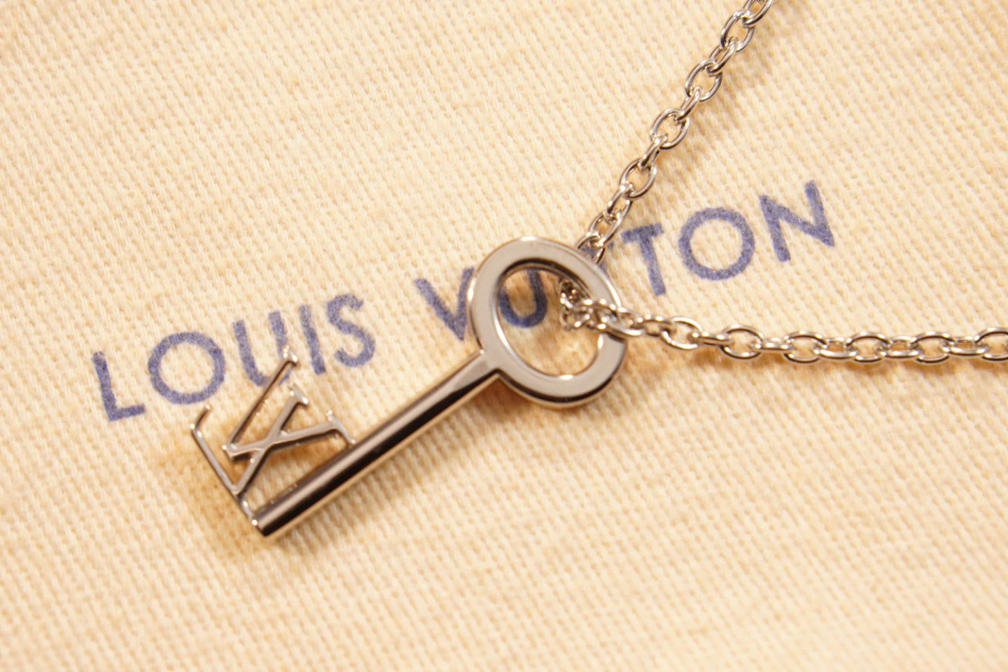 LVN054 High Quality Luxury Designer Key Pendant Necklace - ccjewelryacc