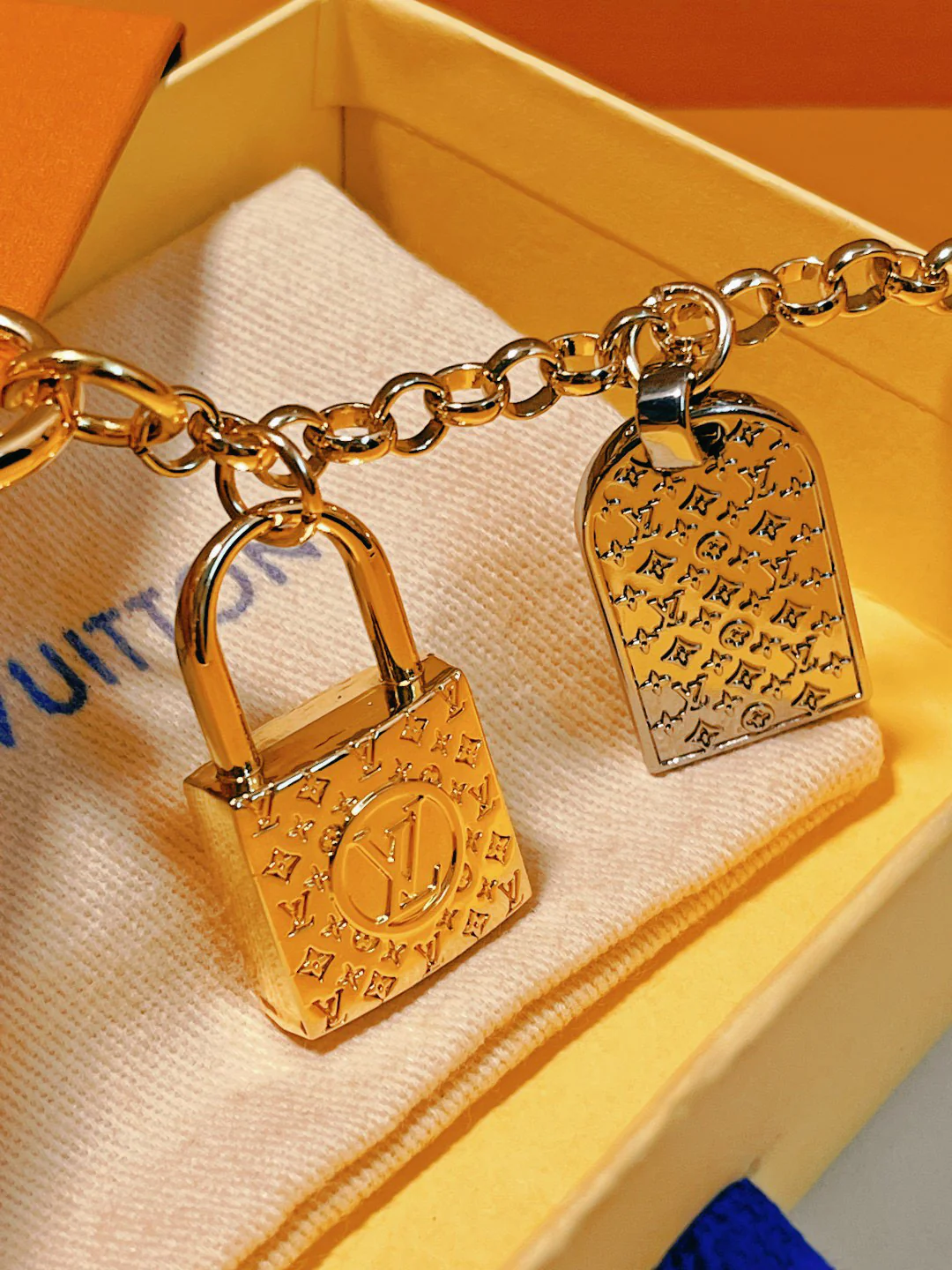 LVK103 Luxury designer Chromatic Keychain M01314 - ccjewelryacc