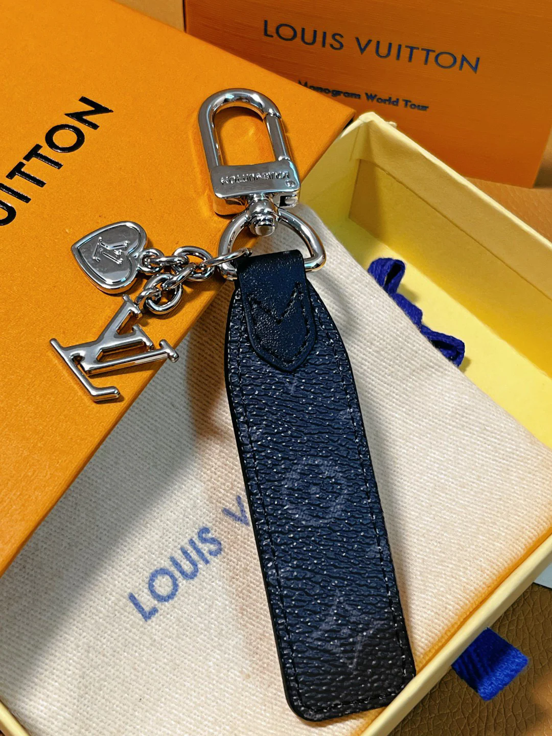 LVK102 Luxury designer Chromatic Keychain - ccjewelryacc