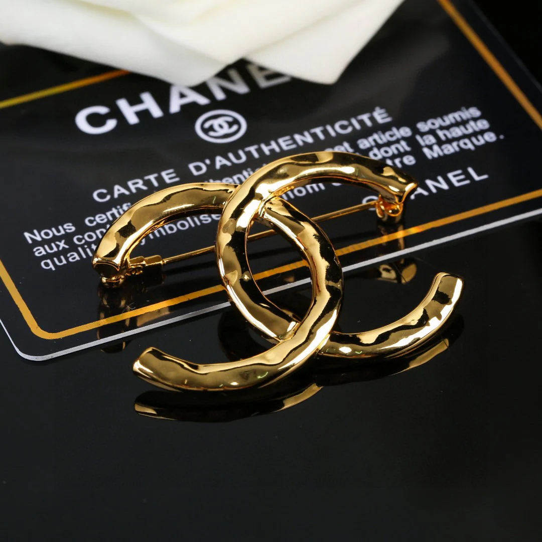 BCB338 Métiers d’art Collection metal CC logo brooch - ccfashionjewelry