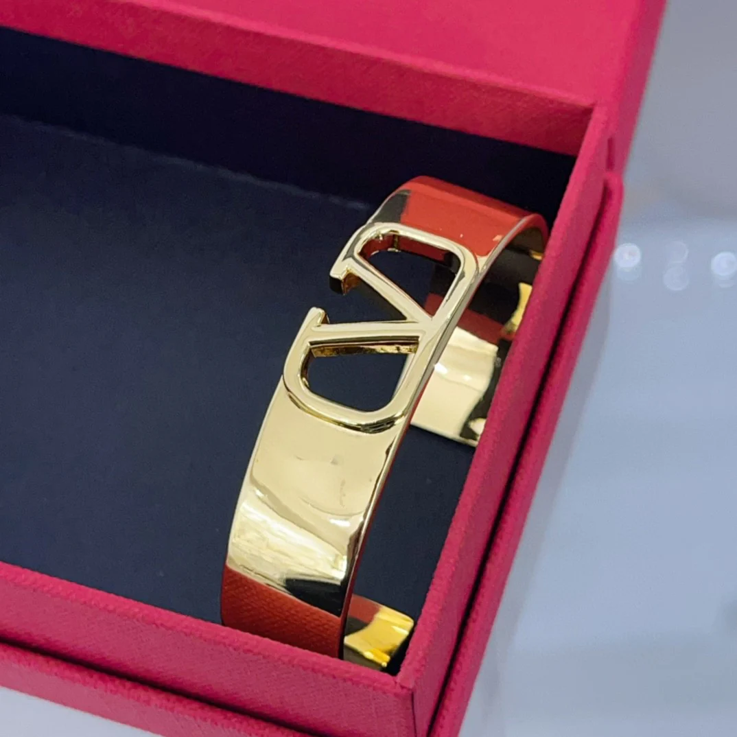 VTS002 Metal V logo bangle bracelet - ccjewelryacc