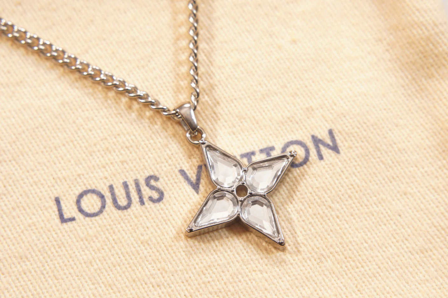 LVN056 LOUIS Flower Cut Necklace - ccjewelryacc