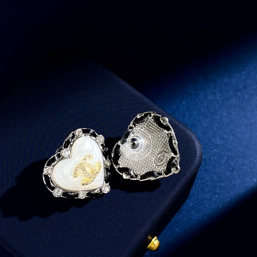 CCE712 Metal leather pearl heart stud earrings with crystal cc logo - ccjewelryacc