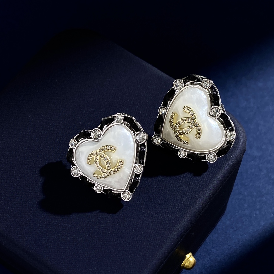 CCE712 Metal leather pearl heart stud earrings with crystal cc logo - ccjewelryacc