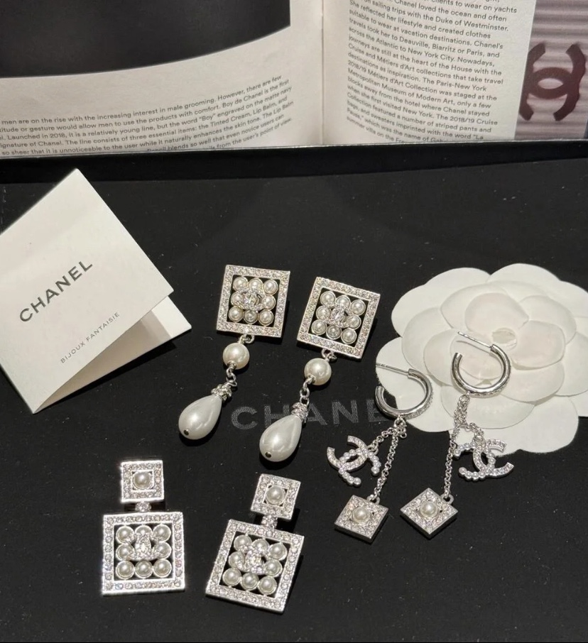 CCE698  Chanel 24 hollow square earrings - ccjewelryacc