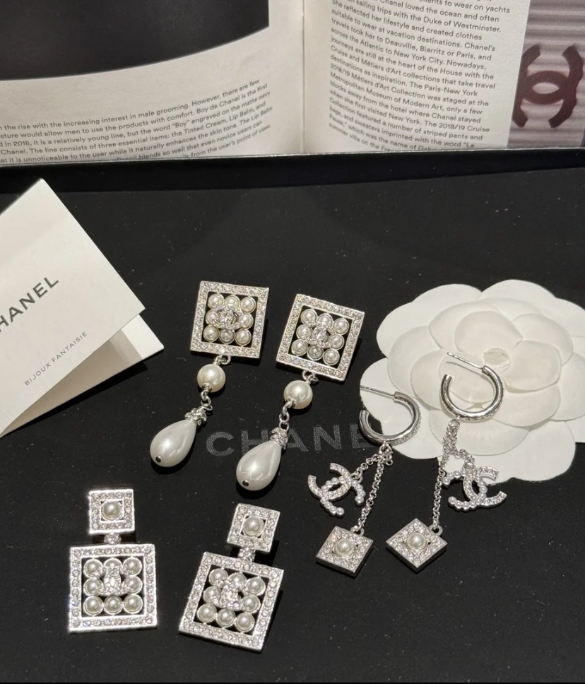 CCE698  Chanel 24 hollow square earrings - ccjewelryacc