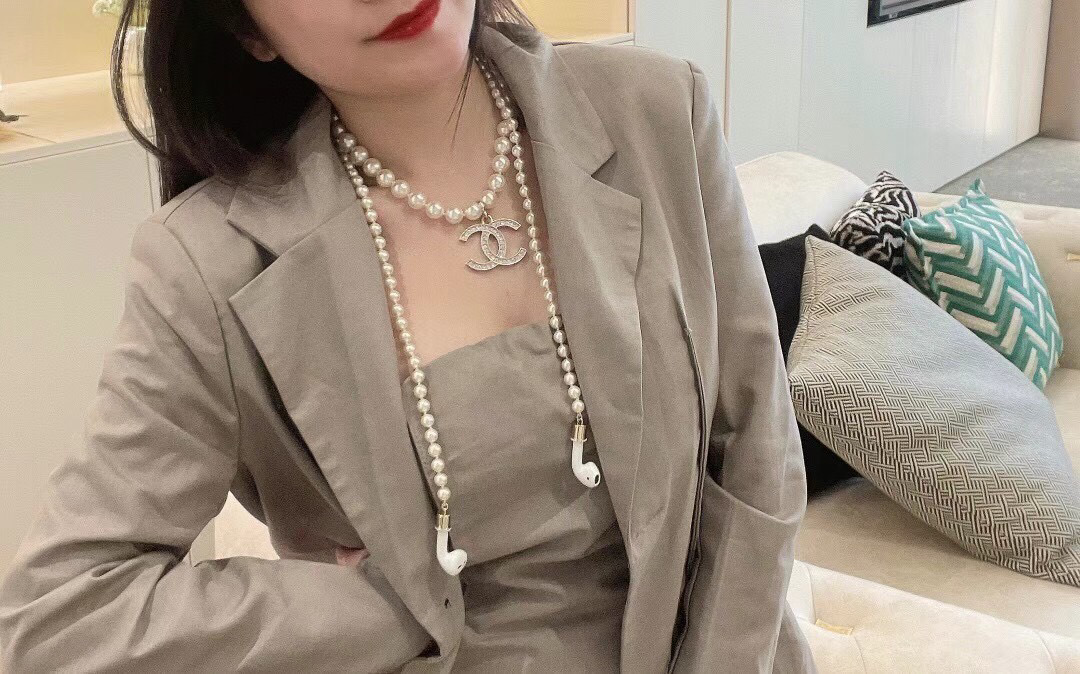 CCN358 CC Pearl Necklace With Airpods Holder - ccjewelryacc