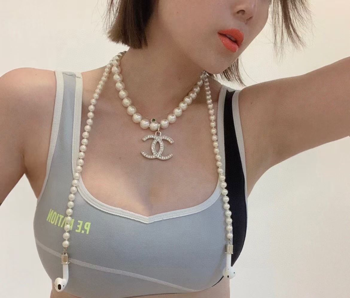 CCN358 CC Pearl Necklace With Airpods Holder - ccjewelryacc