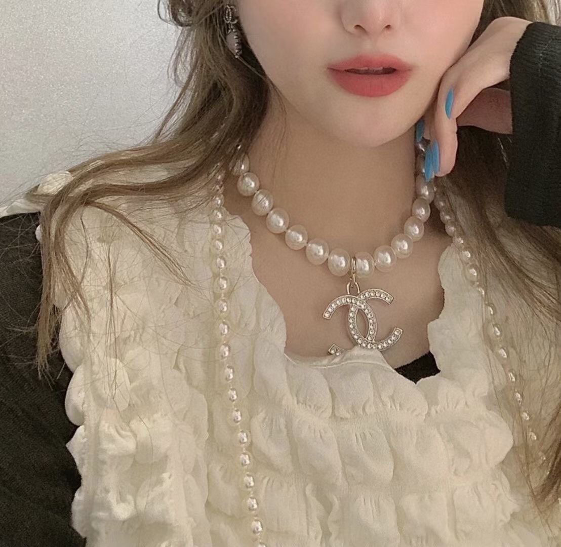 CCN358 CC Pearl Necklace With Airpods Holder - ccjewelryacc