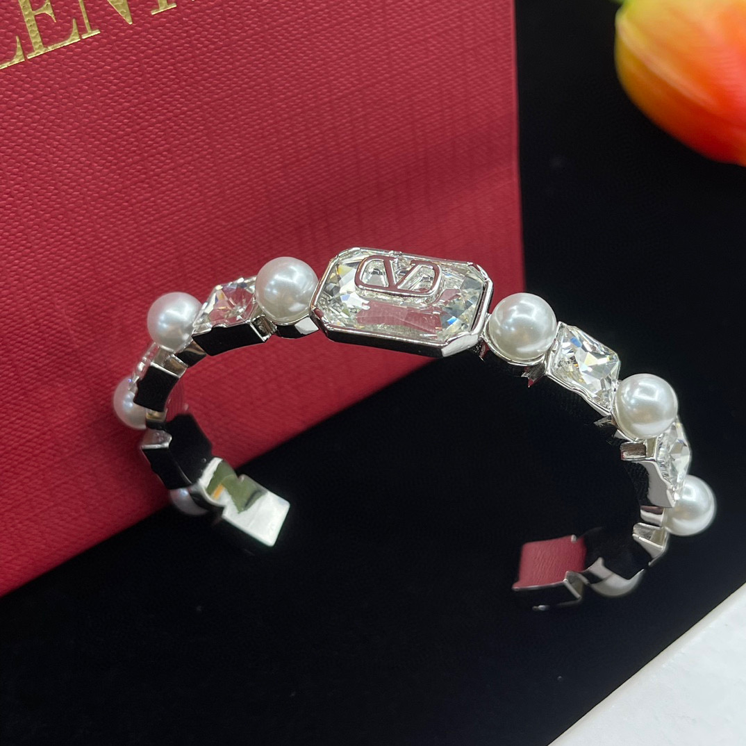 VTS015 Valentino Garavani Vlogo Crystal & Imitation Pearl Bangle Bracelet In Gold - ccjewelryacc