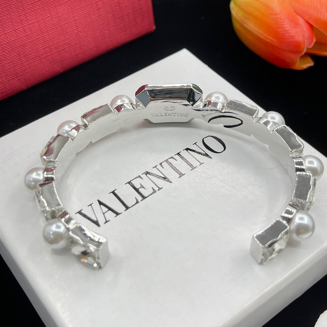 VTS015 Valentino Garavani Vlogo Crystal & Imitation Pearl Bangle Bracelet In Gold - ccjewelryacc
