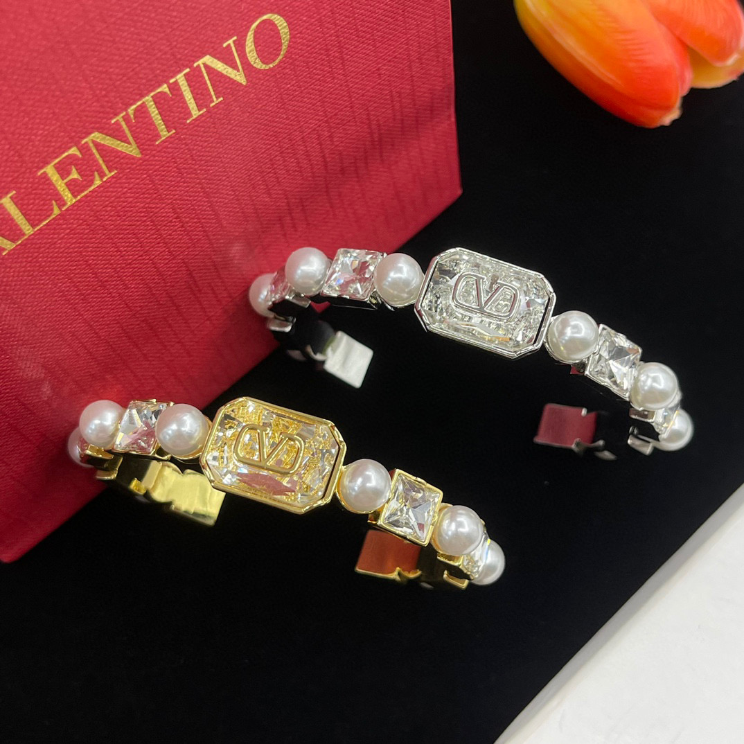 VTS015 Valentino Garavani Vlogo Crystal & Imitation Pearl Bangle Bracelet In Gold - ccjewelryacc
