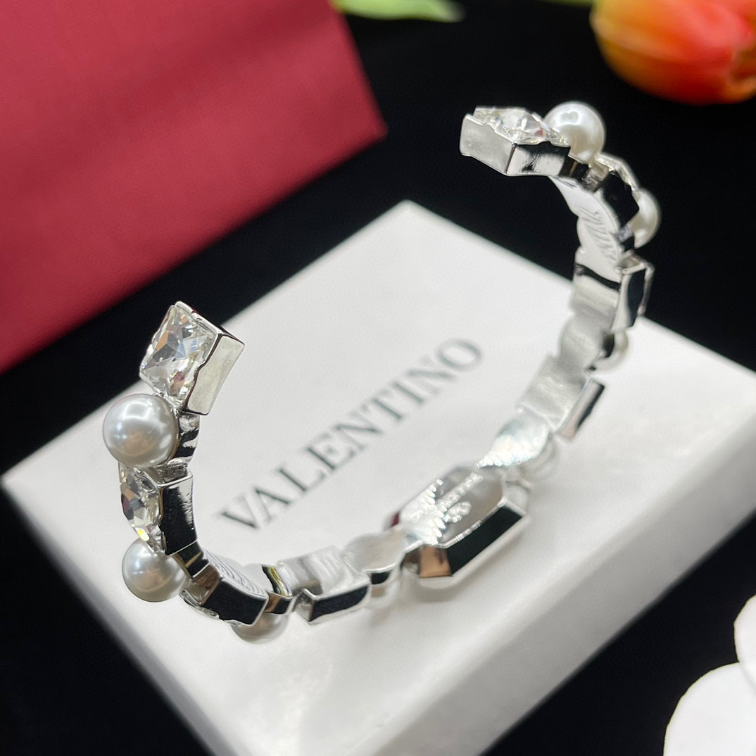 VTS015 Valentino Garavani Vlogo Crystal & Imitation Pearl Bangle Bracelet In Gold - ccjewelryacc