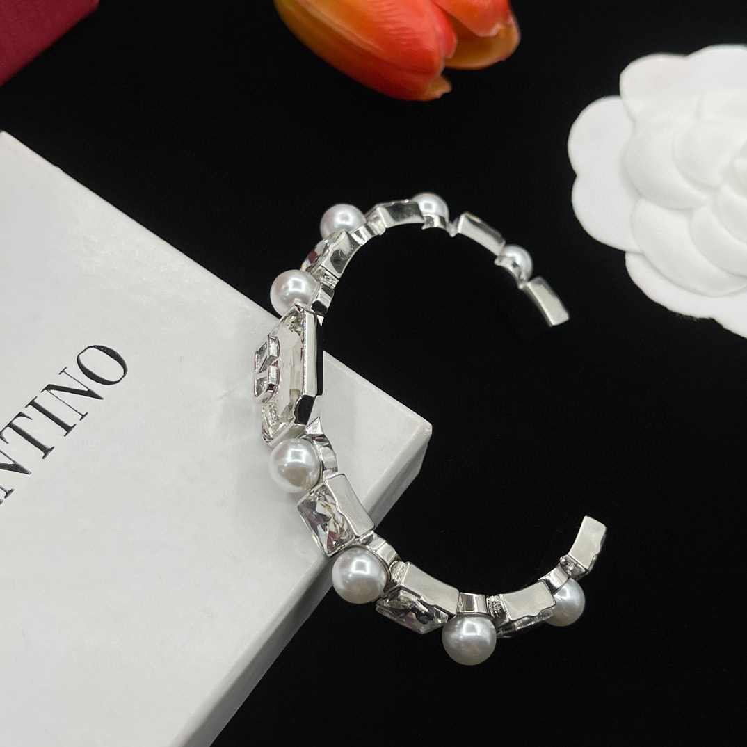 VTS015 Valentino Garavani Vlogo Crystal & Imitation Pearl Bangle Bracelet In Gold - ccjewelryacc