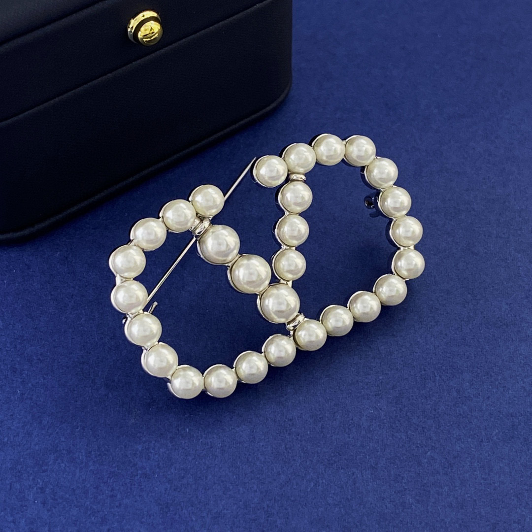 VTB003 Vlogo Signature Metal Brooch With Pearls for Woman - ccjewelryacc