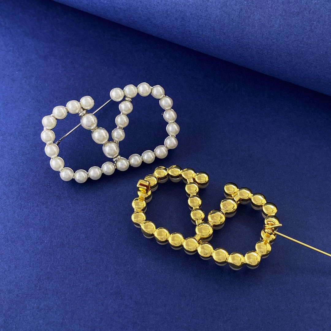 VTB003 Vlogo Signature Metal Brooch With Pearls for Woman - ccjewelryacc