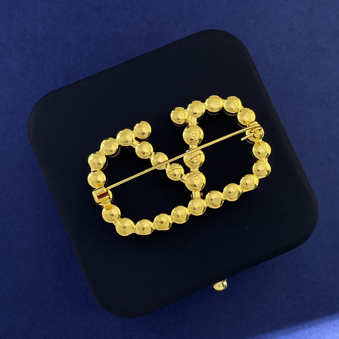 VTB003 Vlogo Signature Metal Brooch With Pearls for Woman - ccjewelryacc