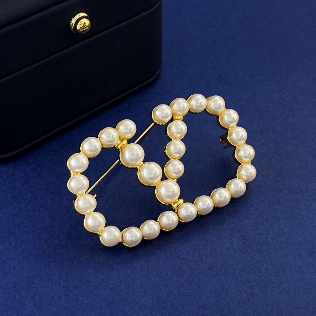 VTB003 Vlogo Signature Metal Brooch With Pearls for Woman - ccjewelryacc