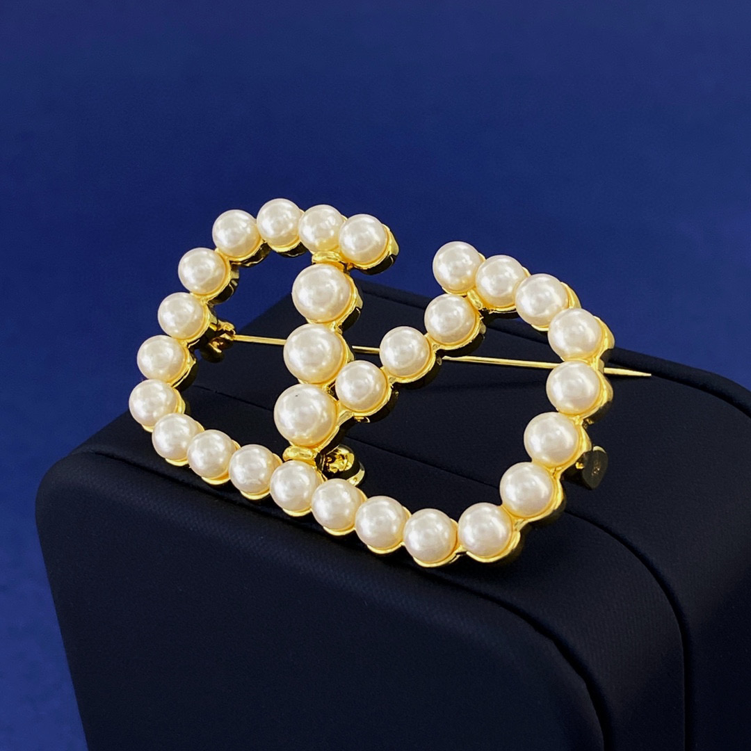 VTB003 Vlogo Signature Metal Brooch With Pearls for Woman - ccjewelryacc