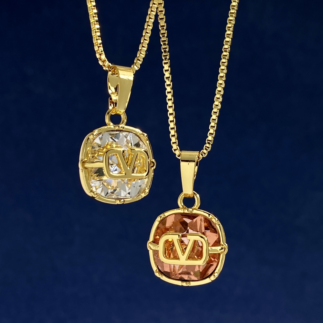 VTN026  V Logo zircon crystal pendant Necklace - ccjewelryacc