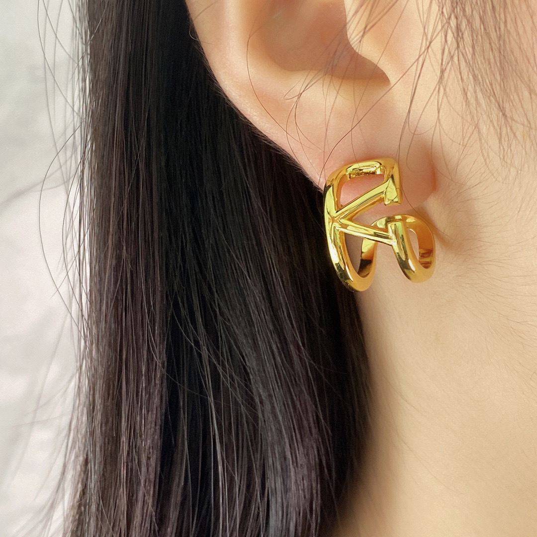 VTE120 C-shape V Logo Earrings - ccjewelryacc