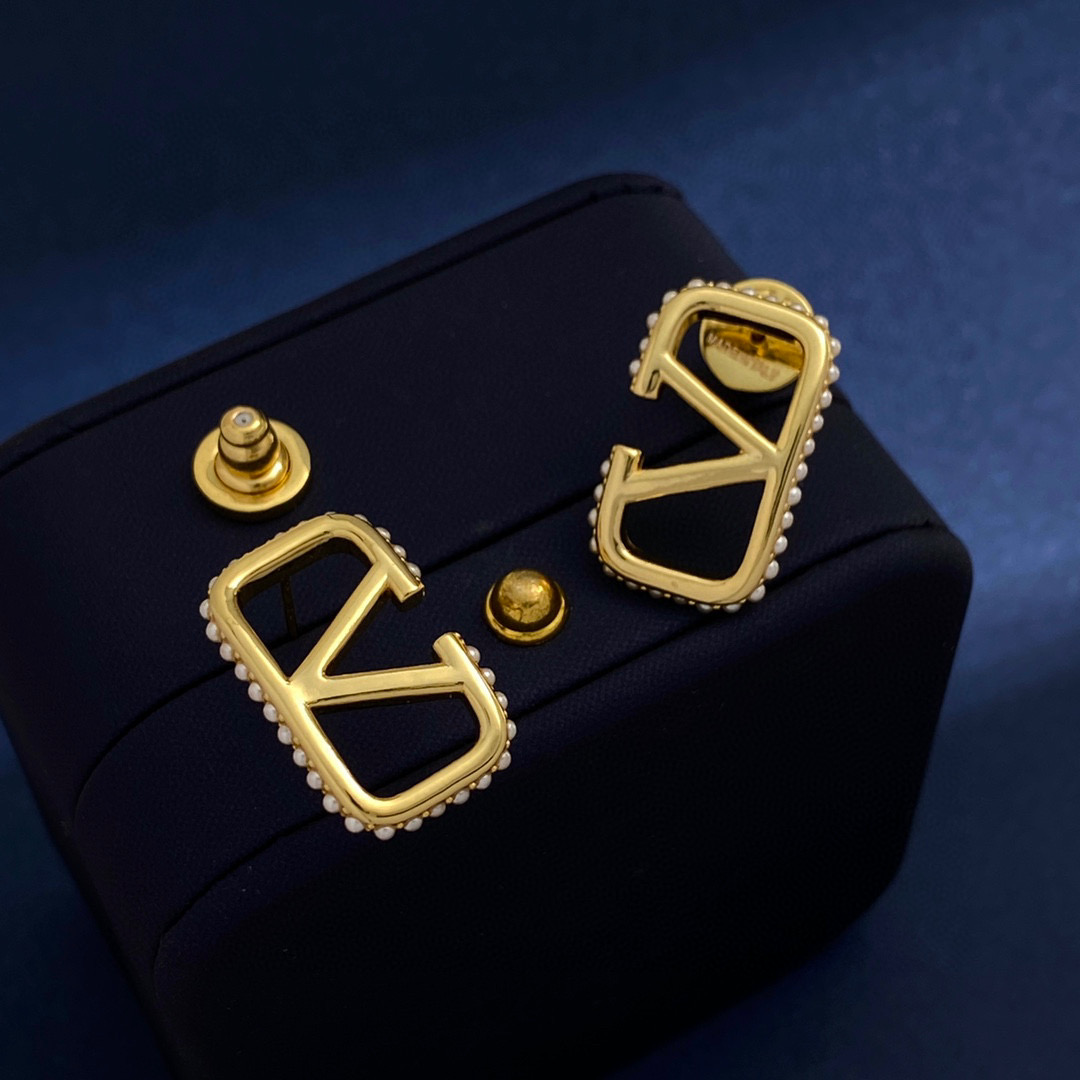 VTE099 V Logo Earrings in metal and pearl - ccjewelryacc