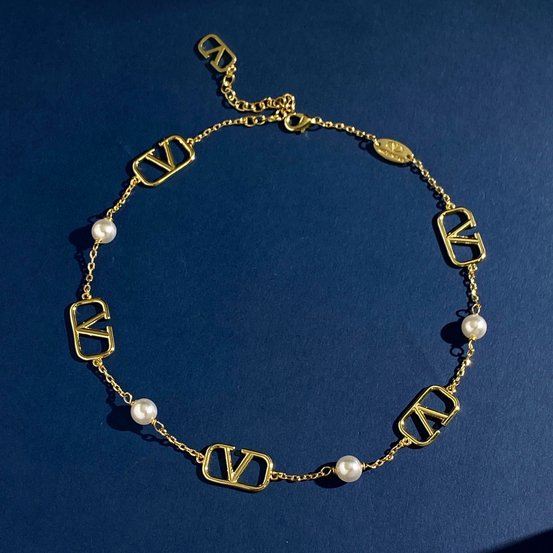 VTN035 Vlogo Signature Metal Necklace With Crystals And Pearls - ccjewelryacc