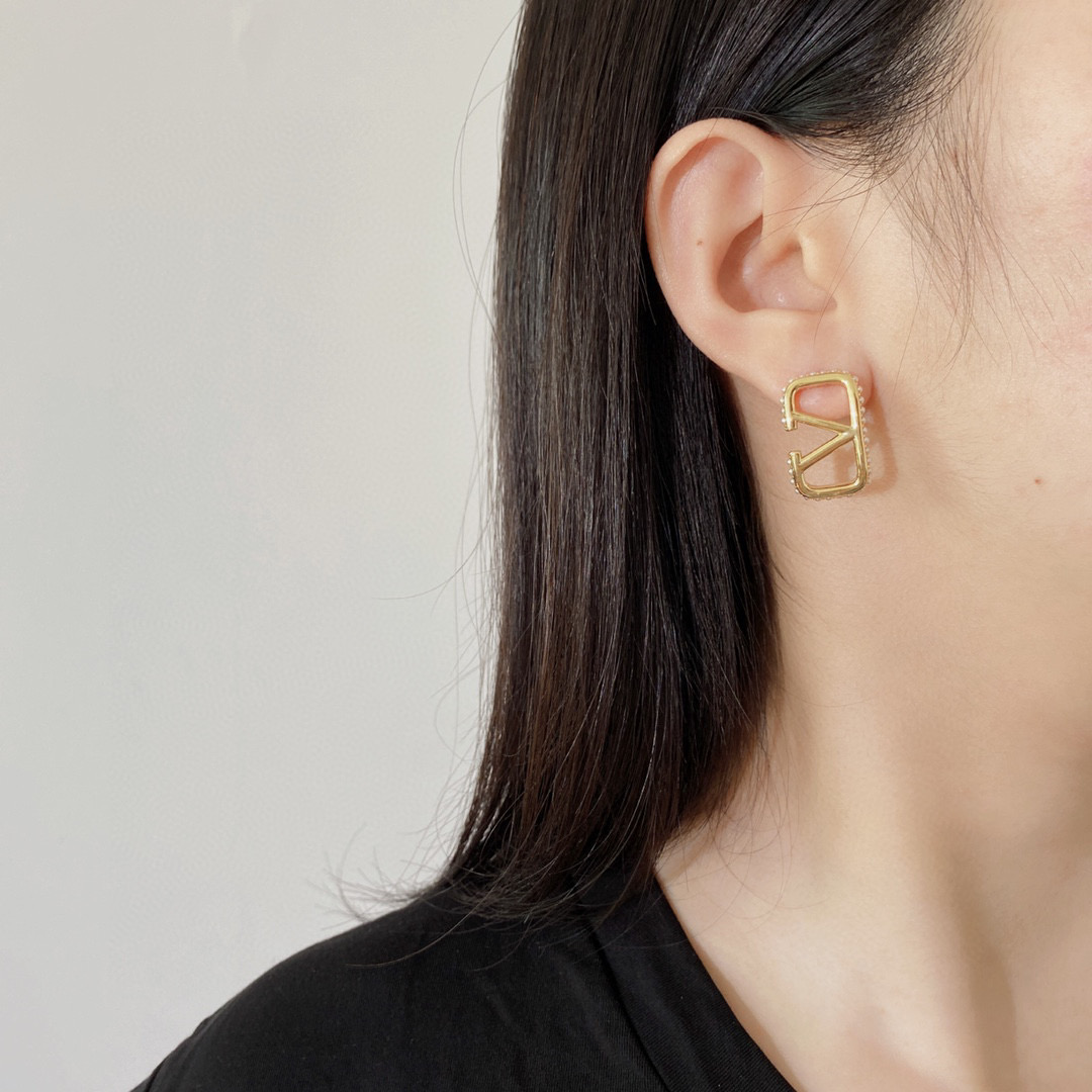 VTE099 V Logo Earrings in metal and pearl - ccjewelryacc