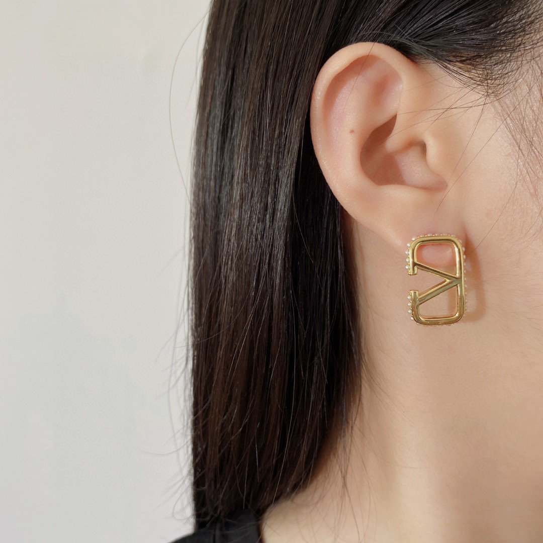 VTE099 V Logo Earrings in metal and pearl - ccjewelryacc