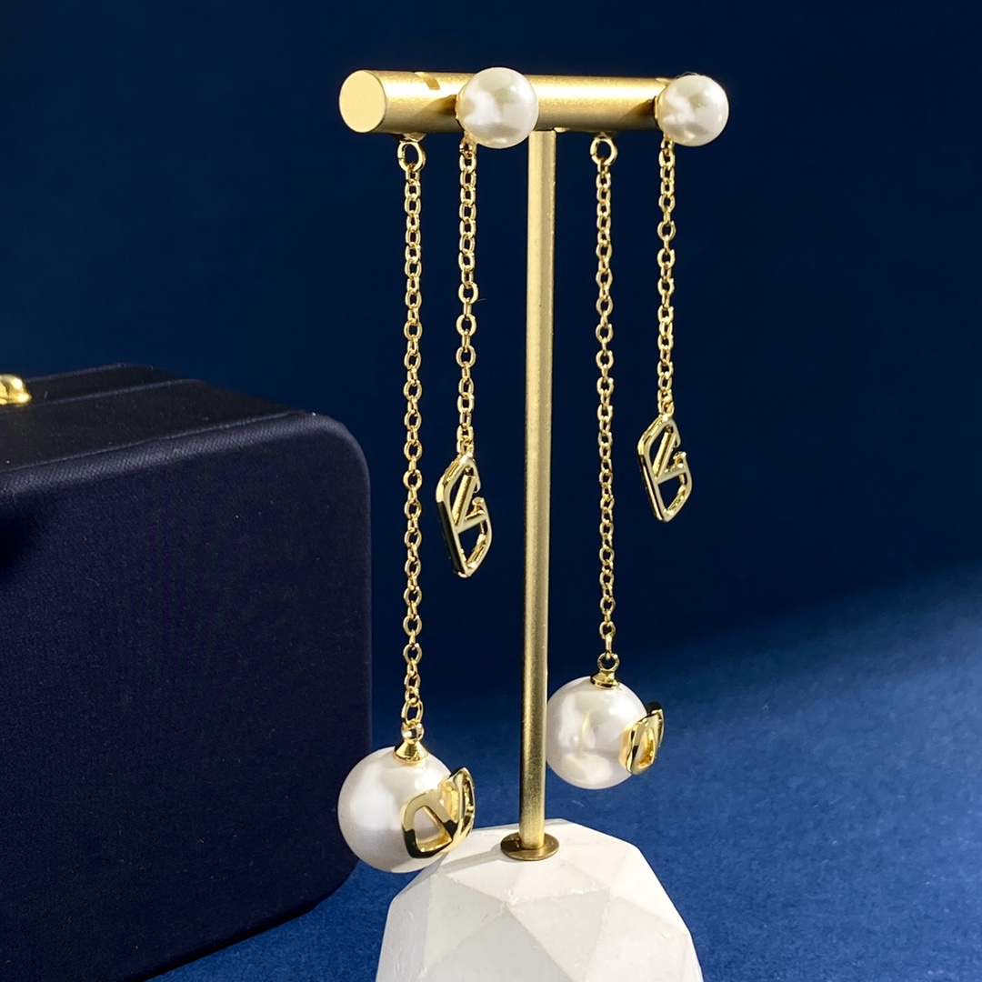 VTN035 Vlogo Signature Metal Necklace With Crystals And Pearls - ccjewelryacc