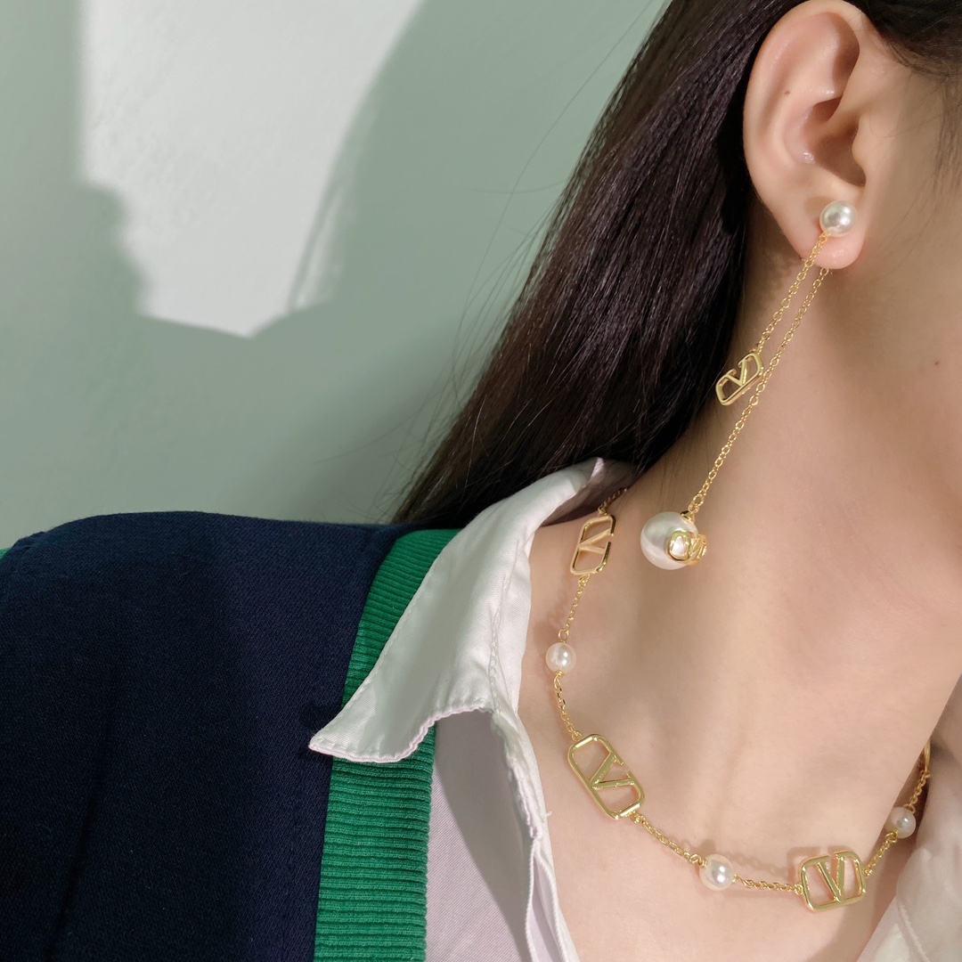 VTN035 Vlogo Signature Metal Necklace With Crystals And Pearls - ccjewelryacc