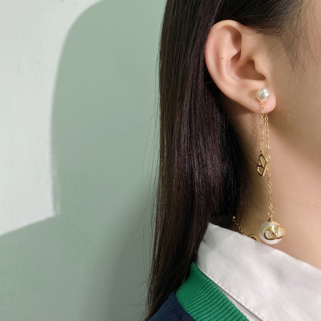 VTN035 Vlogo Signature Metal Necklace With Crystals And Pearls - ccjewelryacc