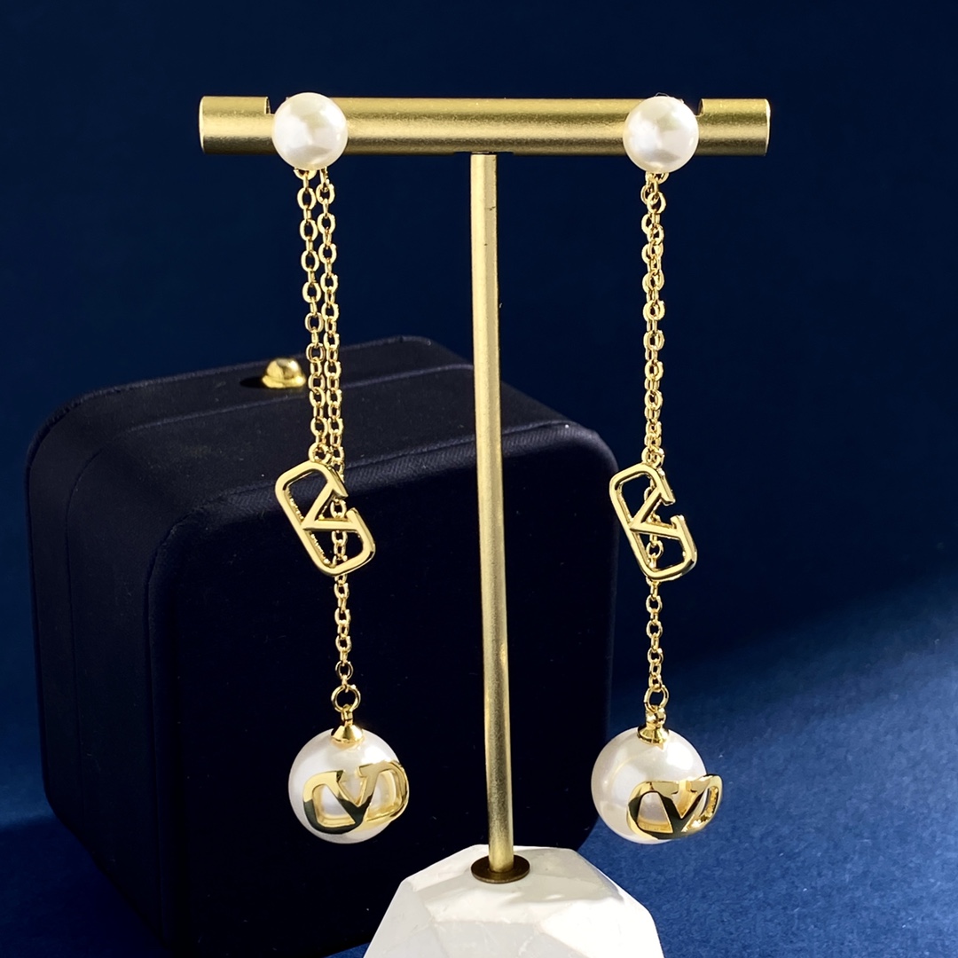 VTN035 Vlogo Signature Metal Necklace With Crystals And Pearls - ccjewelryacc