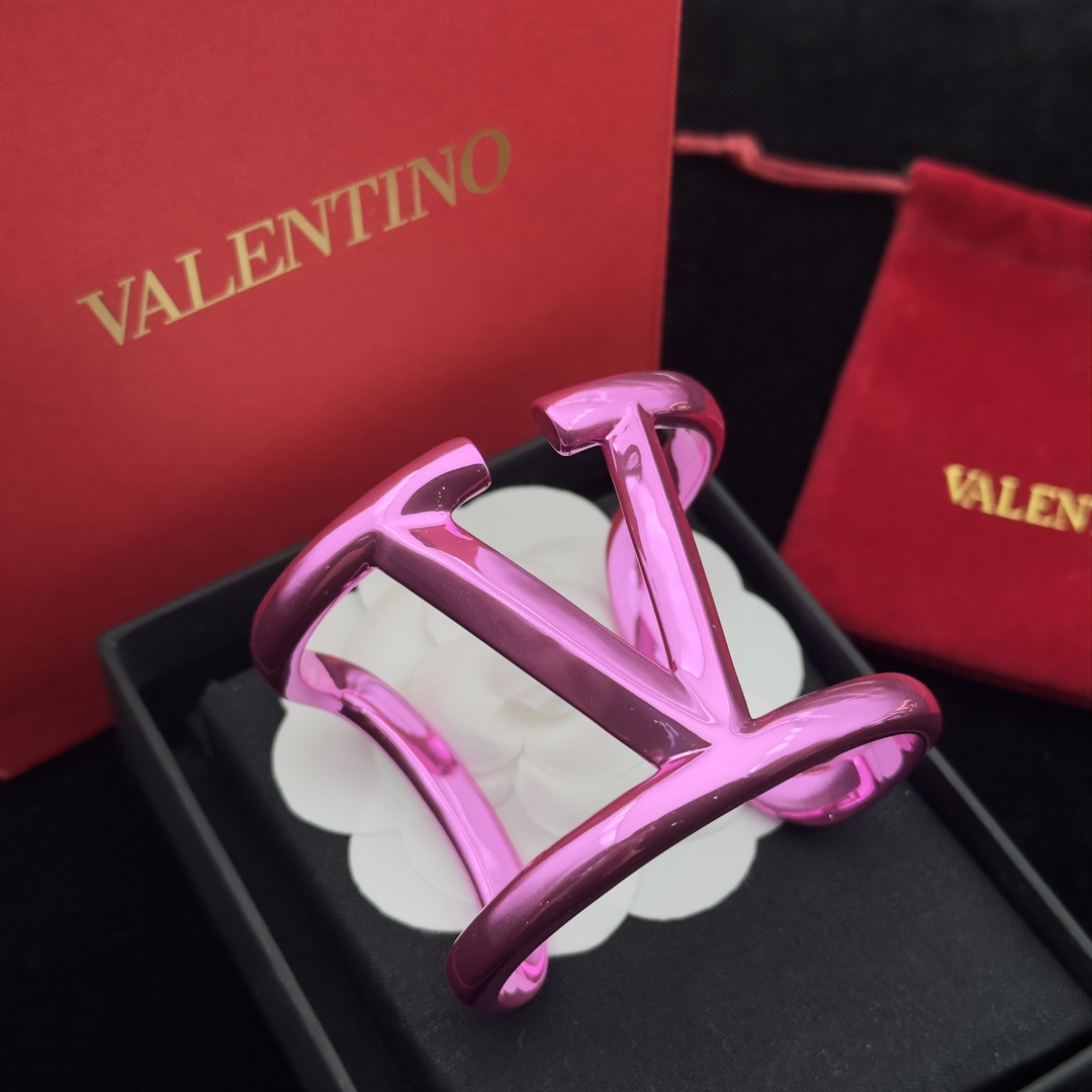 VTS018 Vlogo wide cuff bracelet - ccjewelryacc