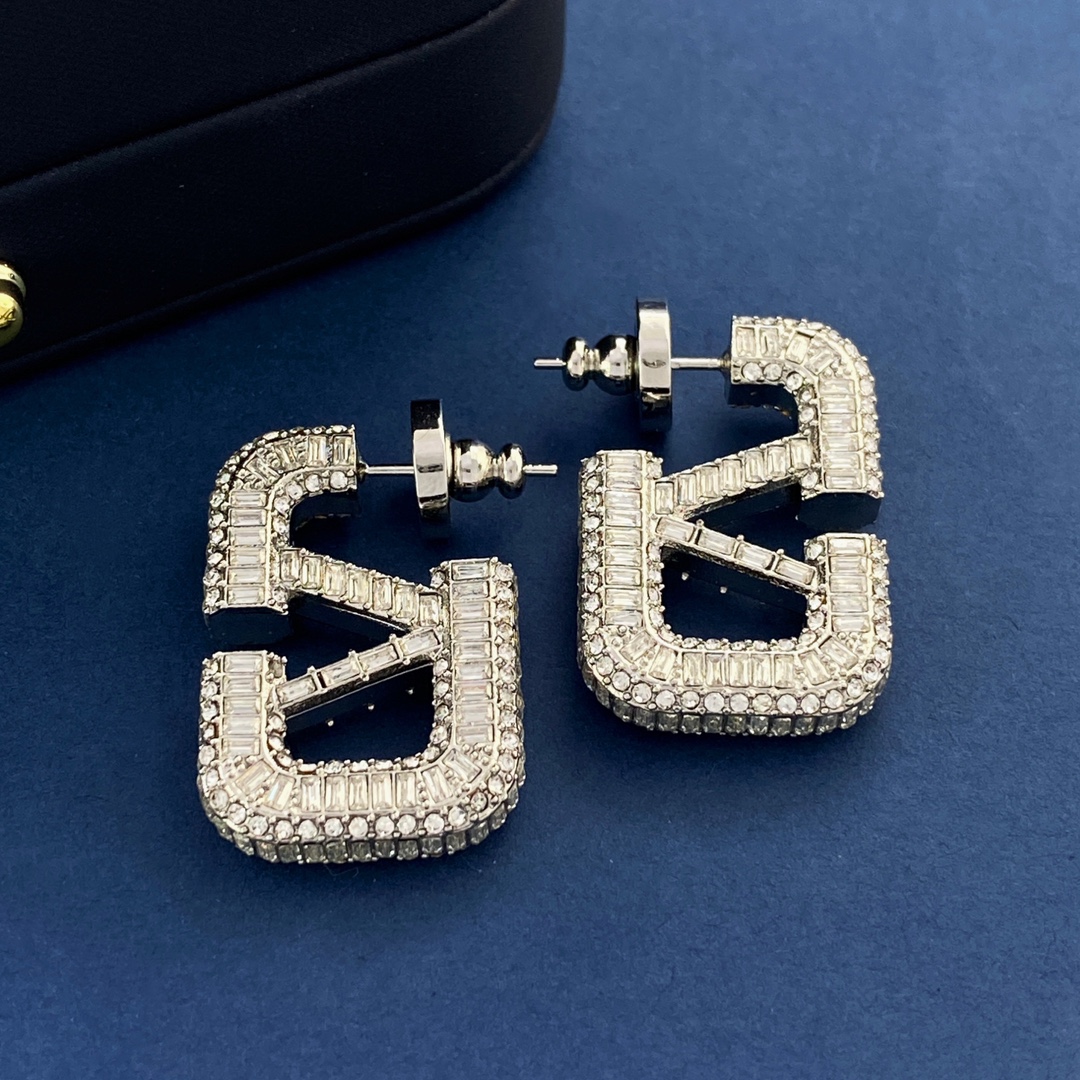 VTE062 V logo earrings - ccjewelryacc