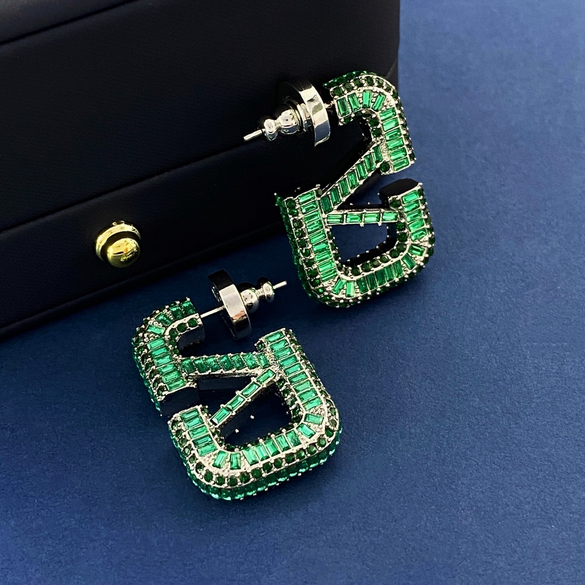 VTE062 V logo earrings - ccjewelryacc