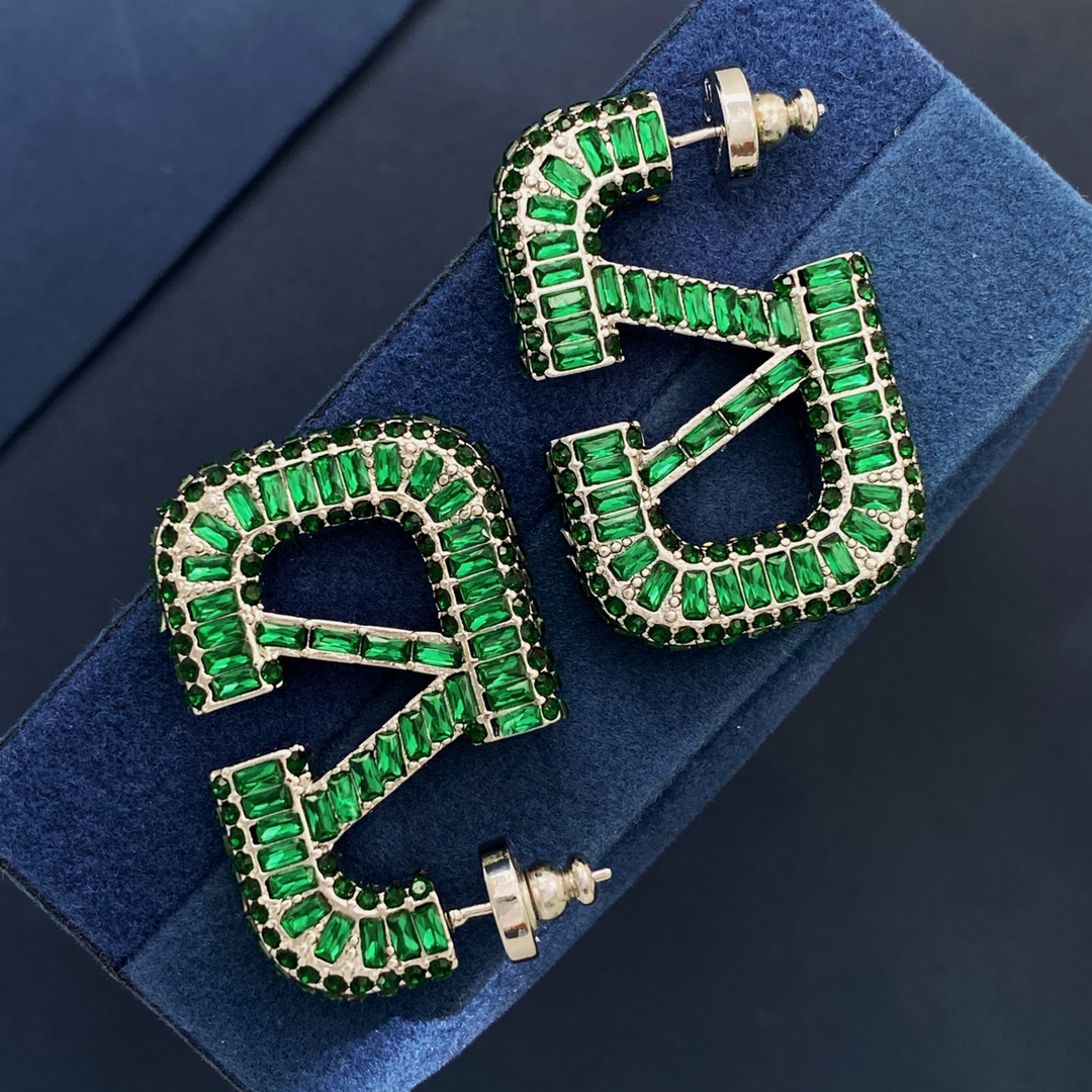 VTE062 V logo earrings - ccjewelryacc