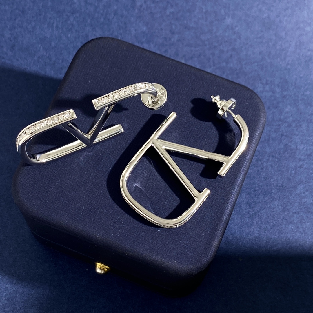 VTE122 V Logo Earrings in Metal with side crystal - ccjewelryacc