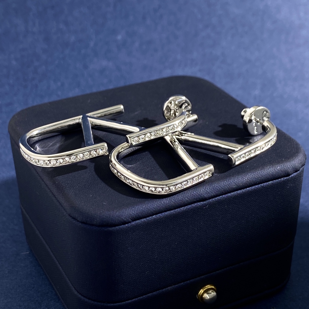 VTE122 V Logo Earrings in Metal with side crystal - ccjewelryacc