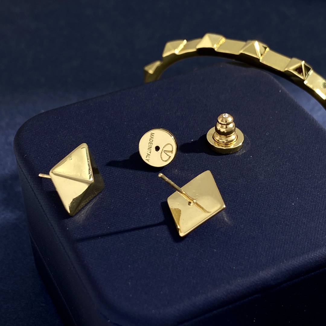 VTS029 V logo rockstud bangle bracelet - ccjewelryacc