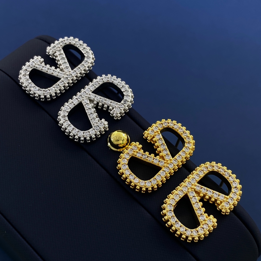 VTE114 Full crystal V Logo stud Earrings - ccjewelryacc