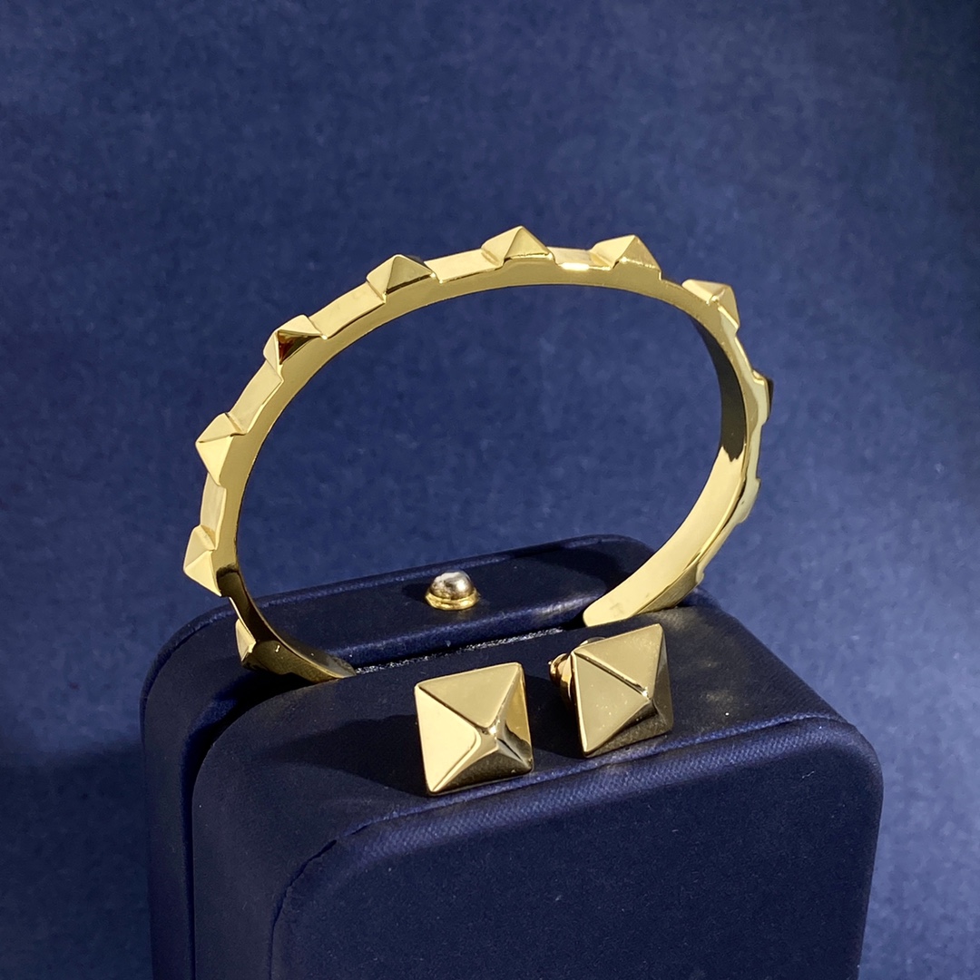 VTS029 V logo rockstud bangle bracelet - ccjewelryacc