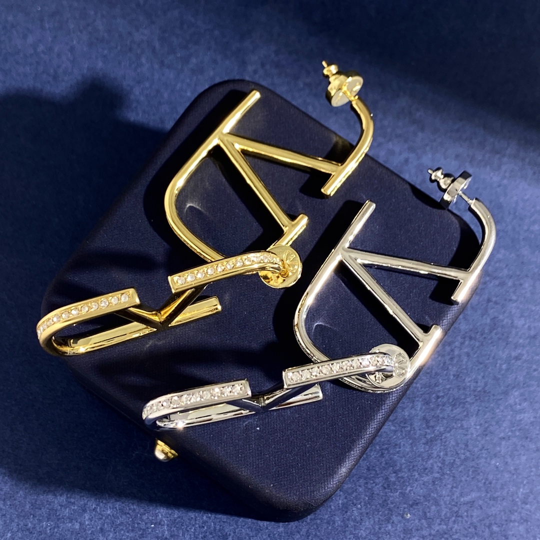 VTE122 V Logo Earrings in Metal with side crystal - ccjewelryacc