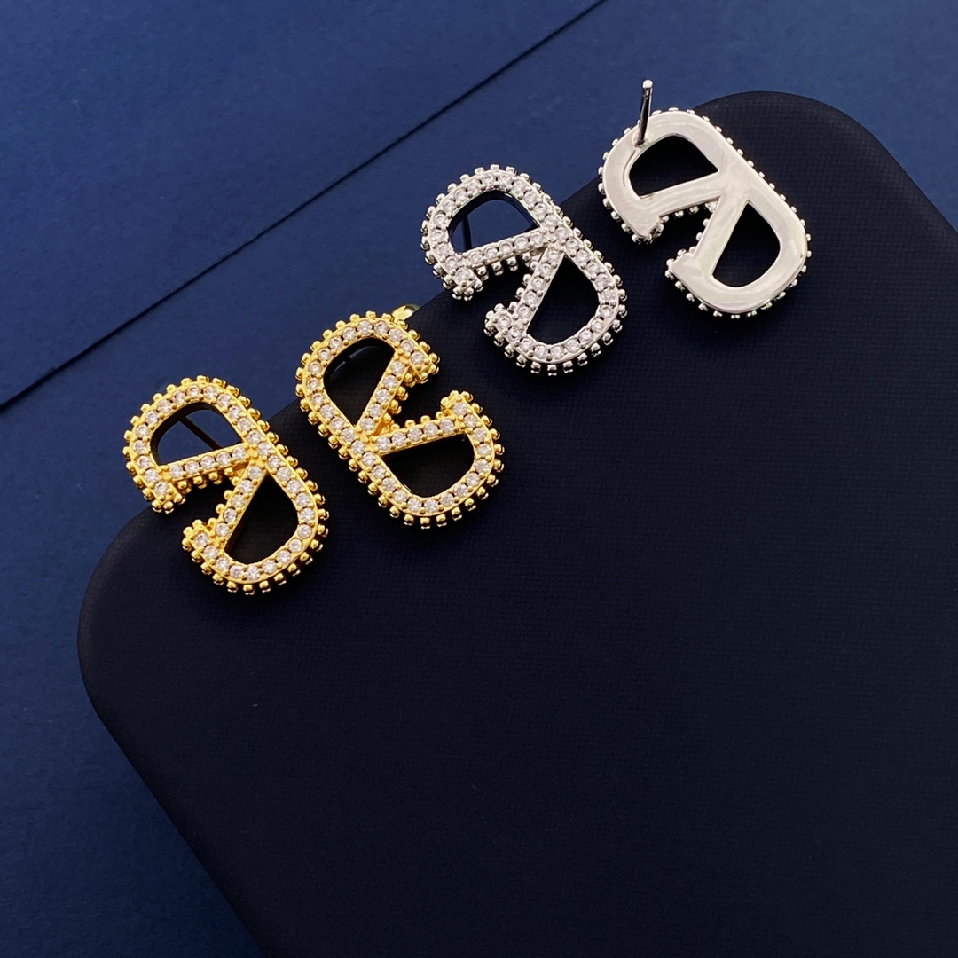 VTE114 Full crystal V Logo stud Earrings - ccjewelryacc